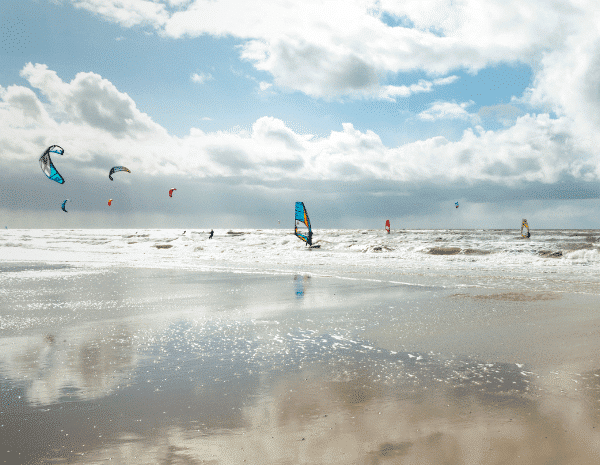 Watersporters in de Noordzee