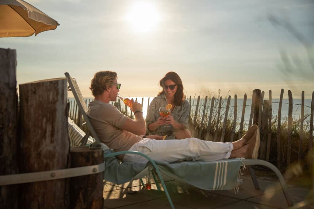 Stelletje aan het strand bij beachhouse Zandvoort