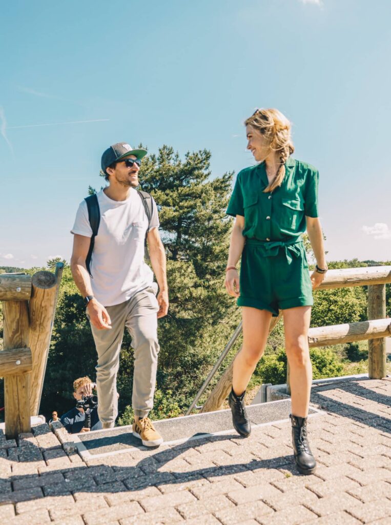Man en vrouw lopend in de stralende zon in Zandvoort