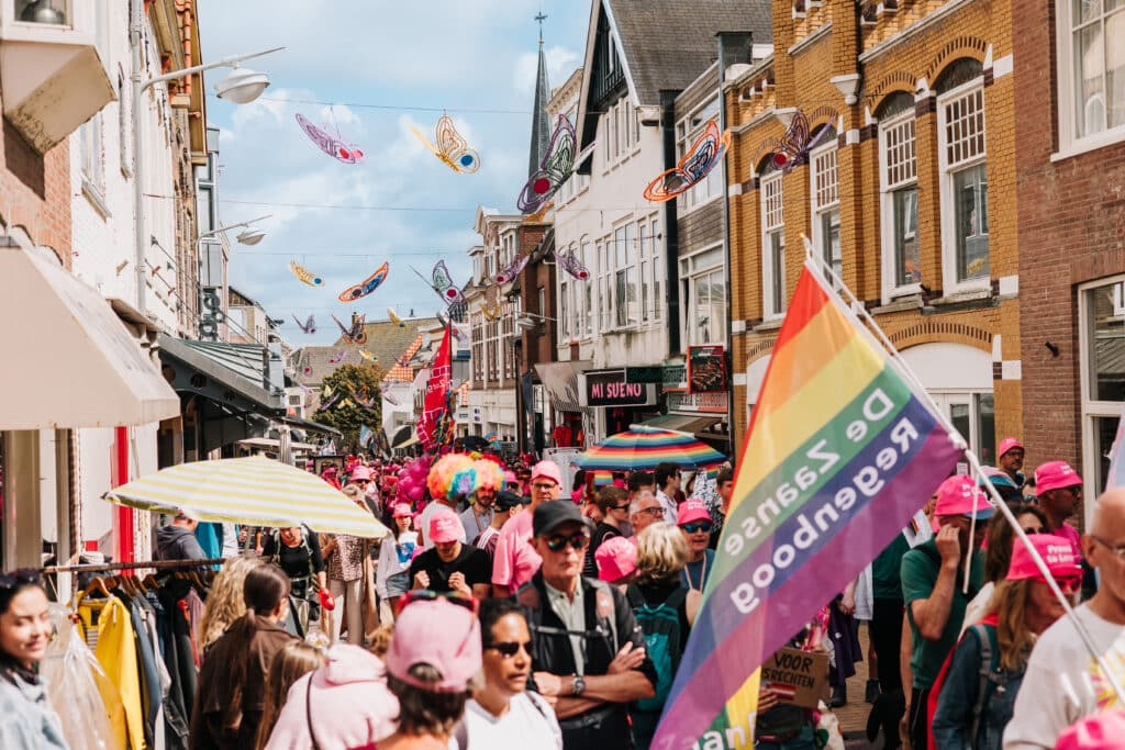 Parade door het centrum tijdens Pride at the Beach